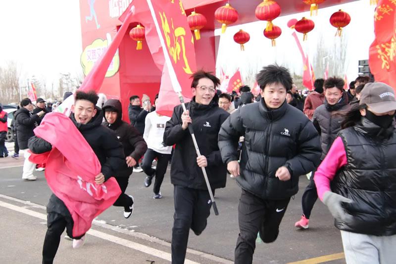 “又跑又唱臨河風(fēng)光”臨河區(qū)舉辦2025年全民健身大拜年健步跑（走）活動(dòng)